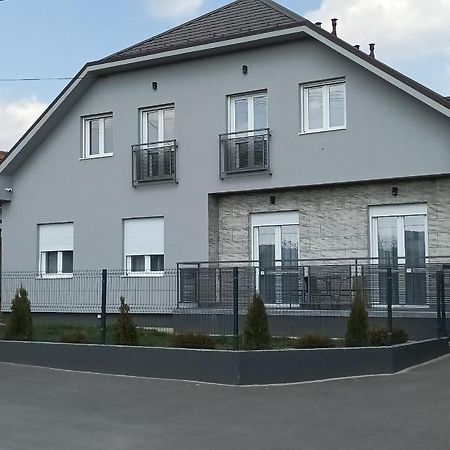Aaapartmani Indjija Indija Екстериор снимка
